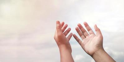 levantando las manos alabando a dios pidiéndole a dios que se arrepienta, orando, lucha de trasfondo cristiano y victoria para dios foto