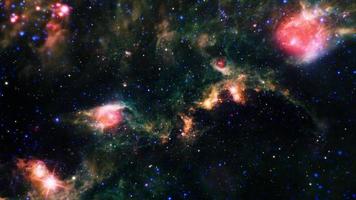 volo spaziale in una nebulosa del campo stellare video