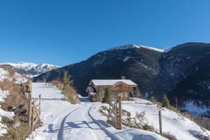 Cabaña de montaña en los Pirineos de Andorra en invierno foto