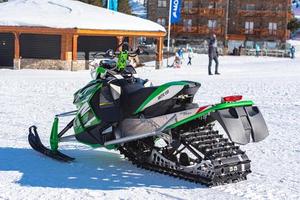grandvalira, andorra, 2021 - moto de nieve estación grandvalira pirineos foto