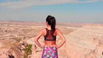 sportvrouw in sportkleding geniet van panorama op de berg