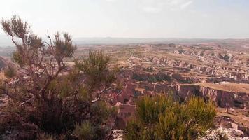 Pintoresco panorama del valle de las rosas con formación rocosa en Capadocia, Turquía video