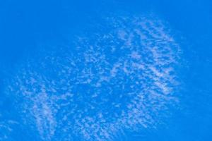cielo azul con nubes químicas cielo químico chemtrails día soleado.