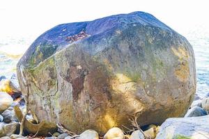 enorme boulder rock parque nacional lamru khao lak phang-nga tailandia. foto