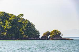 islas paradisíacas tropicales koh phayam paisaje de koh chang ranong tailandia. foto
