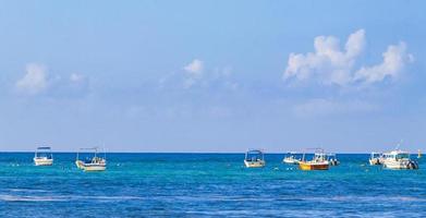 barcos yates en la playa tropical mexicana playa del carmen mexico. foto