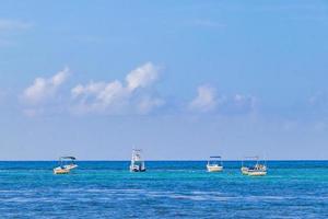 barcos yates en la playa tropical mexicana playa del carmen mexico. foto