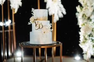 pastel de bodas en la boda de los recién casados foto