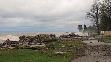 olas rompiendo contra las rocas en el borde del lago Michigan. video