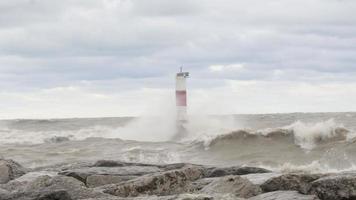 gröna och röda hamnmarkörer längs Lake Michigans strandlinje. video