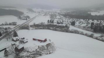 Schneefall im Tal im mittleren Westen von Wisconsin. Felder, Wohnmobilpark und schneebedeckte Einfamilienhaus-Nachbarschaft. bewölkter Himmel. video