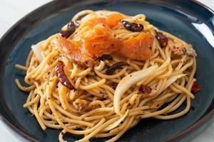 stir-fried spaghetti with salmon and dried chilli photo