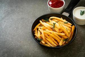 papas fritas con crema agria y salsa de tomate foto