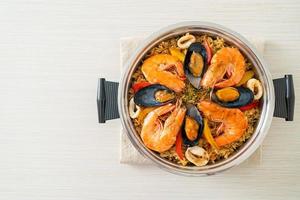 paella de marisco con gambas, almejas, mejillones sobre arroz con azafrán