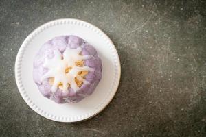 bollo de taro con crema de azúcar blanco y nuez foto