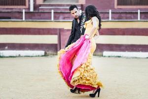 pareja, modelos de moda, en una plaza de toros foto