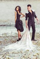hermosa pareja, modelos de moda, vistiendo ropa española foto