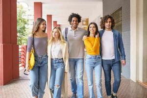 grupo multiétnico de amigos caminando juntos en la calle. foto