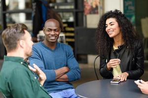 grupo multirracial de amigos esperando un café juntos foto