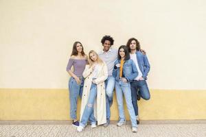 Grupo multiétnico de amigos posando mientras se divierten y ríen juntos foto