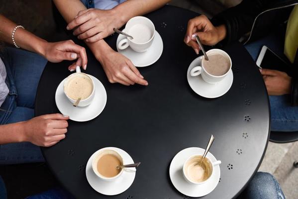 une tasse de café turc sur la table en plein air 21607065 Photo de stock  chez Vecteezy