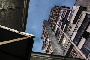 Edificio de bloques altos con arquitectura moderna en la ciudad, vista de abajo hacia arriba foto