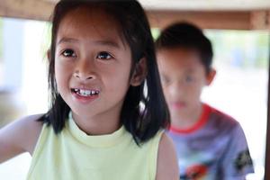 niñas y niños juegan debajo de la mesa divirtiéndose. foto