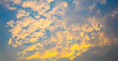 muchas nubes naranjas en el cielo al atardecer. foto