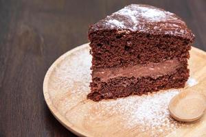 pastel de chocolate en la mesa foto