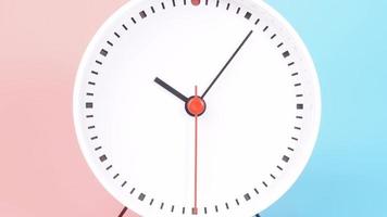 Zeitraffer, verkleinern, weiße Tischuhr mit kurzem Zeiger zeigt die Zeit von elf Uhr an. auf dem zweifarbigen Pastellhintergrund. video