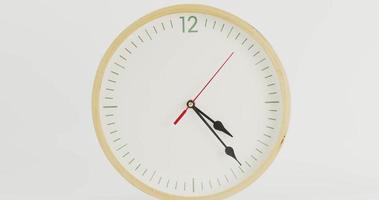 de cerca, reloj de pared sobre un fondo blanco. la manecilla corta indica la hora a las 4 en punto.