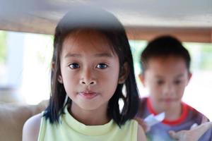 niñas y niños juegan debajo de la mesa divirtiéndose. foto