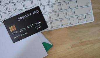 concepto de finanzas con tarjeta de crédito, compras en línea, seguridad financiera. foto