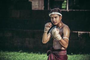 un boxeador ató una cuerda en su mano y realizó una pelea, las artes marciales del muay thai. foto