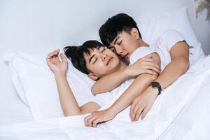 dos amados jóvenes durmieron juntos en la cama. foto