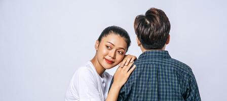 dos queridas mujeres se pusieron de pie y sostuvieron otro hombro. foto