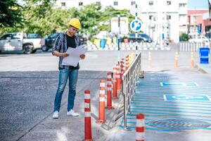 Los ingenieros civiles realizan las condiciones de las carreteras. foto