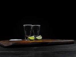 shots de tequila plateado con lima fresca
