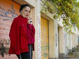 linda chica en una chaqueta roja de gorro de punto foto