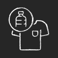 ropa hecha de botellas de plástico icono de tiza blanca sobre fondo oscuro. artículo de ropa sostenible. camiseta sostenible. tejidos de plástico reciclado. Ilustración de pizarra de vector aislado en negro