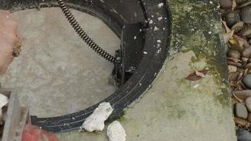 afvoer reiniging. loodgieter die verstopte vetvanger repareert met vijzelmachine. video