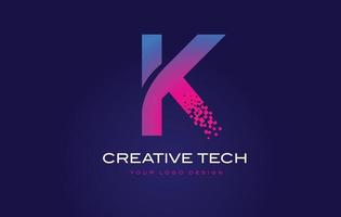 Diseño de logotipo de letra inicial k con píxeles digitales en colores azul violeta. vector