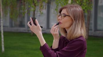 la femme dessine ses lèvres avec des looks de rouge à lèvres video
