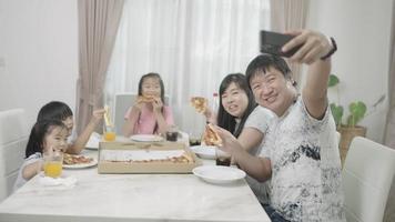 festa de pizza selfie em família video