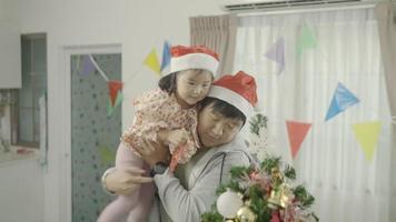 familia feliz celebrando la navidad juntos en casa video