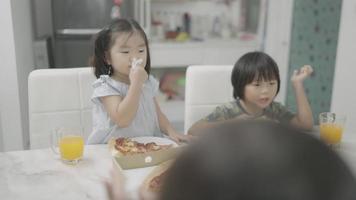 crianças comendo pizza deliciosamente video