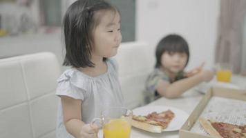 barn äter läckert pizzafest video