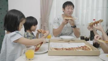 familie pizza feest video