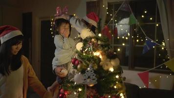 gelukkige familie die kerstavond samen thuis viert video