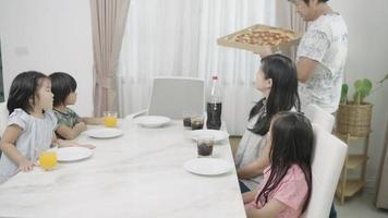 soirée pizza en famille video
